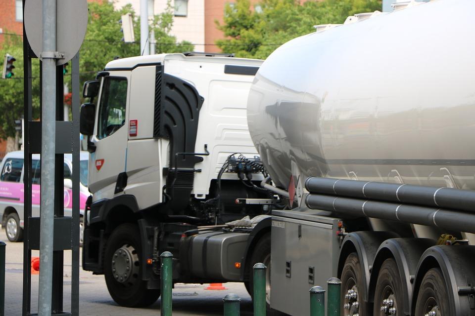 HGV truck with landing legs